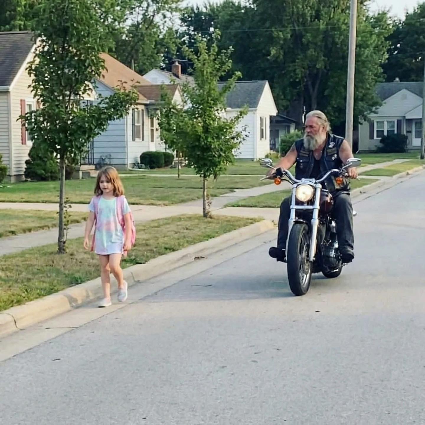 Ich konfrontierte den Biker, der meiner Tochter jeden Tag von der Schule nach Hause folgte!
