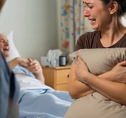 Ich habe zwölf Jahre damit verbracht, mich um meinen armen Schwiegervater zu kümmern und dabei die Verachtung seiner eigenen Kinder zu ertragen. Bevor er seinen letzten Atemzug tat, reichte er mir sein einziges, abgenutztes Kissen. Ich weinte über diese Geste, aber als ich das Kissen aufschneiden wollte, entdeckte ich ein Geheimnis, das niemand in seiner Familie kannte.