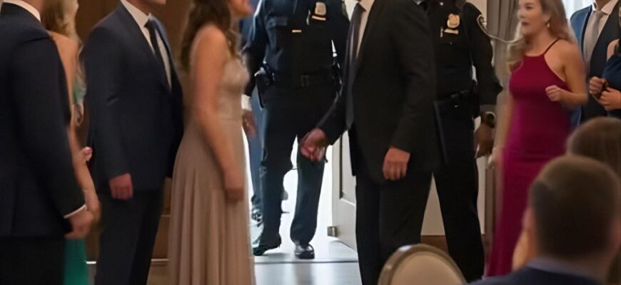 Auf meiner Verlobungsfeier herrschte das pure Chaos – verursacht von meinen eigenen Eltern. Mein Vater brüllte: „Gib deinem Bruder das Hochzeitsgeld von 50.000 Dollar – oder die Verlobung ist sofort vorbei!“ Als ich mich weigerte, schlug er mir so heftig ins Gesicht, dass ich fast zu Boden ging. Ich richtete mich auf, sah ihm fest in die Augen und sagte ruhig: „Du wirst gleich eine Überraschung erleben, die du niemals vergessen wirst.“ Nur wenige Augenblicke später traten die Polizisten ein… und das Gesicht meines Vaters wurde blass, als er verstand, warum.