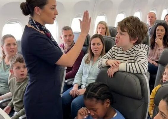 Ein Junge trat im Flugzeug immer wieder gegen den Sitz eines schwarzen Mädchens, und als die Flugbegleiterin eintrat, beschuldigte seine Mutter stattdessen das Mädchen. Was die Fluggesellschaft als nächstes tat, ließ sie in sh0ck zurück…