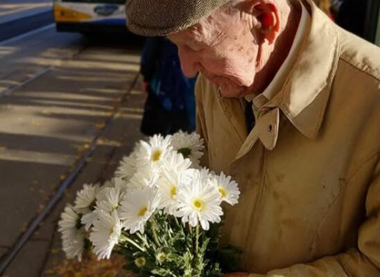 Ich bezahlte das Busfahrgeld eines alten Mannes, weil er seine Brieftasche vergessen hatte – Am nächsten Tag veränderte sich unser beider Leben auf eine Weise, die wir uns nie vorgestellt hatten