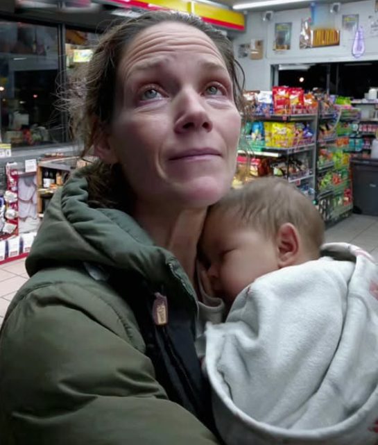 Ich gab einer müden Mutter an der Tankstelle 4 Dollar – eine Woche später kam ein Umschlag für mich bei der Arbeit an