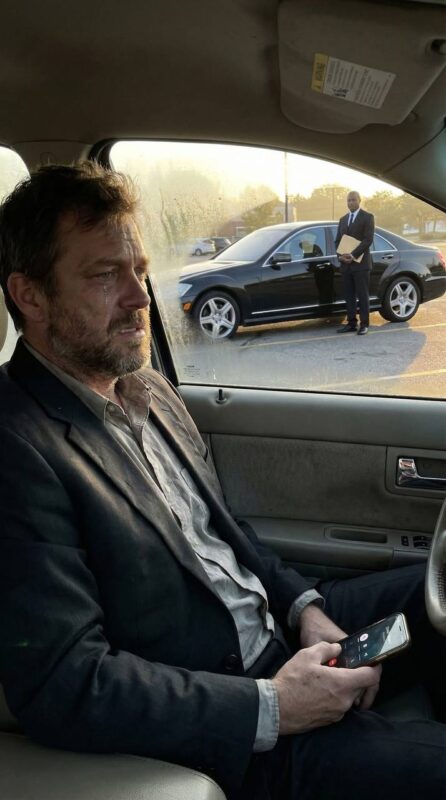 Mitt företag kraschade, och jag förlorade mitt hus över en natt.Jag körde till min sons hem och tänkte att han skulle säga: ”Kom in, pappa.”I stället mötte han inte min blick.”Pappa … min fru känner sig inte bekväm med att ha dig här.”Den natten sov jag i min bil och stirrade på den immiga vindrutan.Vid soluppgången ringde min telefon.En lugn röst sa: ”Herrn, jag är en butler. Min arbetsgivare – en döende miljardär – har begärt att få träffa er vid namn.”